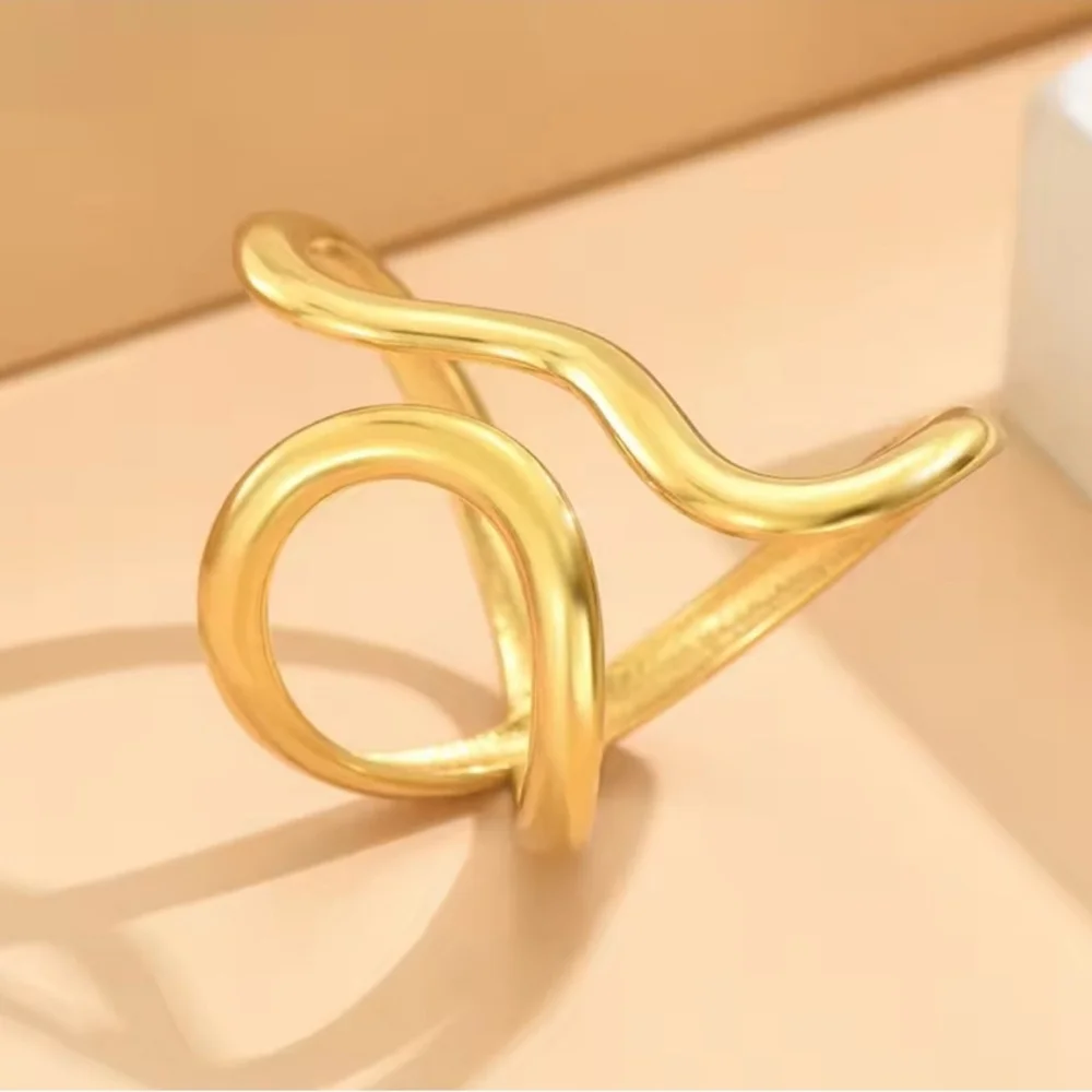 Elegant Gold Wave Ring Adjustable Brand New